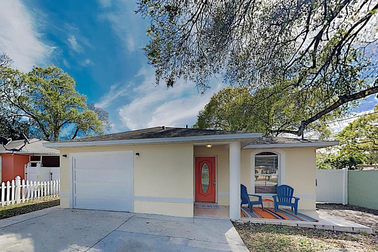 New Listing! “Butterfly Bungalow” In City Center Home Tampa Bagian luar foto